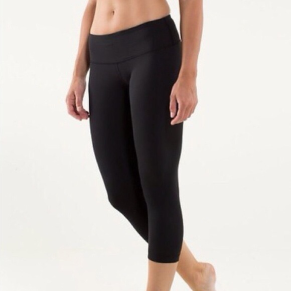 lululemon athletica Pants - 🆕WOMENS LULULEMON BLACK ATHLETIC CAPRI CROPS!😍💙